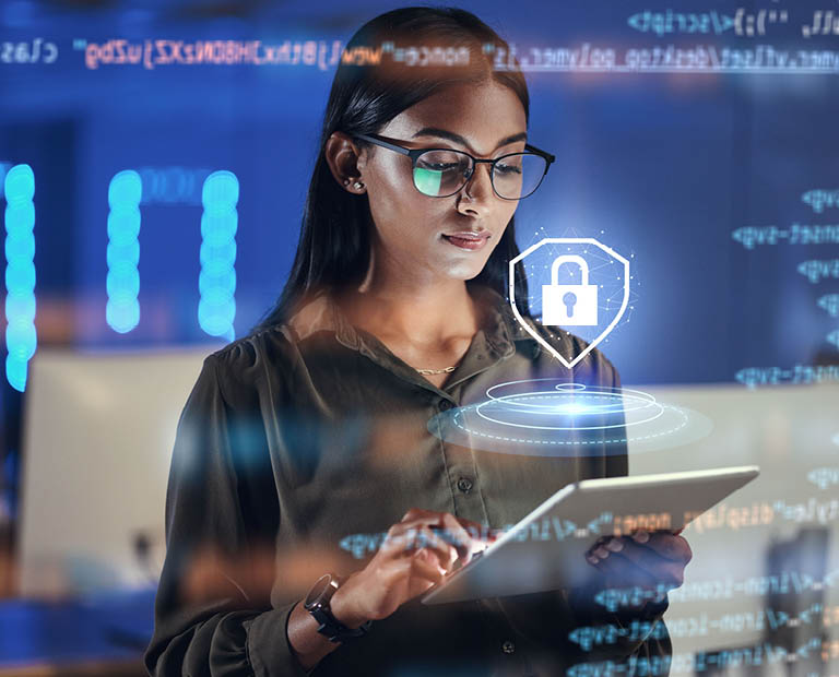 Persoon met tablet en holografisch sloticoon, symbool voor digitale beveiliging en cybersecurity